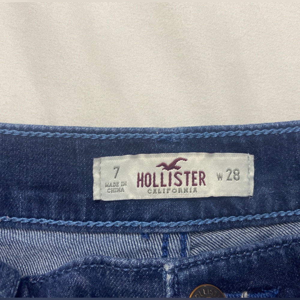 Hollister shorts size 7 (w28)
